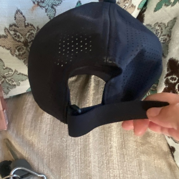 ALO Yoga Black Cap - Picture 4 of 7